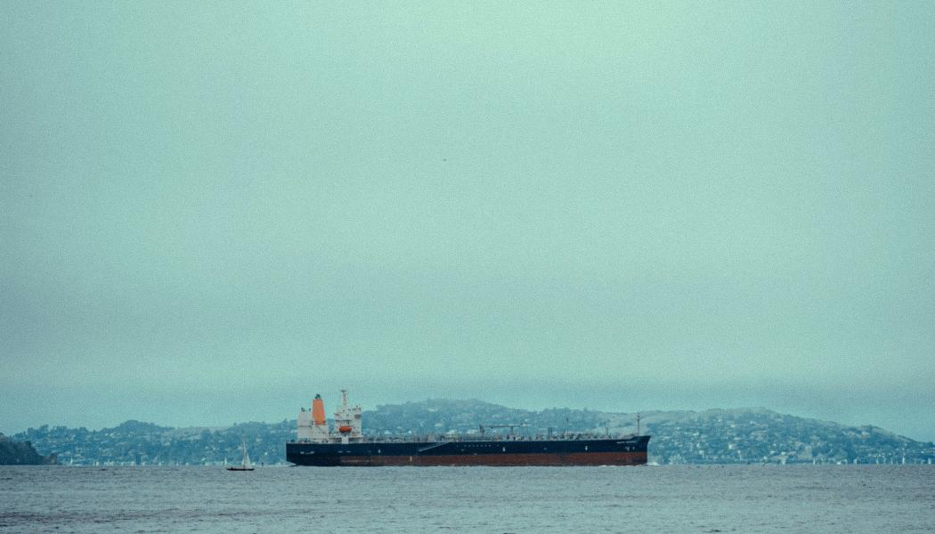 Tankfartyg ute till havs. Foto: Alen Kajtezovic/Unsplash