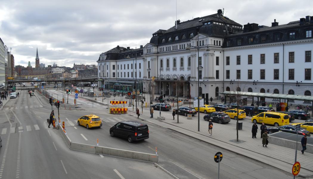Stockholm Centralstation med taxitrafik utanför. Foto: joshi milestoner/unsplash