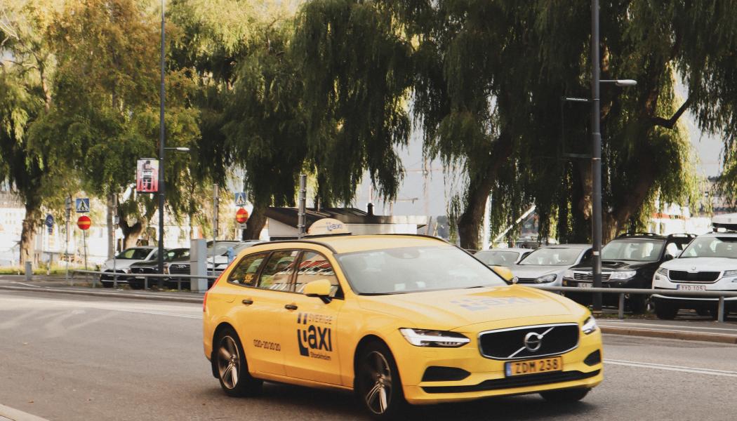 Sveriges Åkeriföretag efterfrågar ökad säkerhet och kontroll viktig vid automatiserad körning. Foto:  taisiia shestopal/unsplash