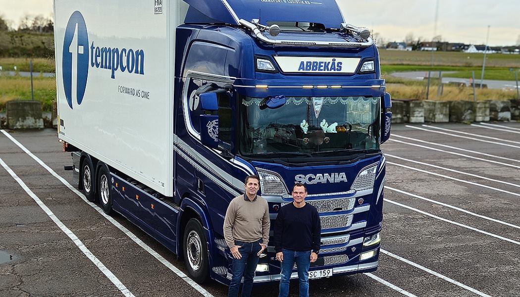 Första bilen med Abbekås Transport & Logistiks nya logga. På bilden Urban Andersson, vd, och Tomas Wallin Jönsson, operativ chef.
Foto: Tempcon