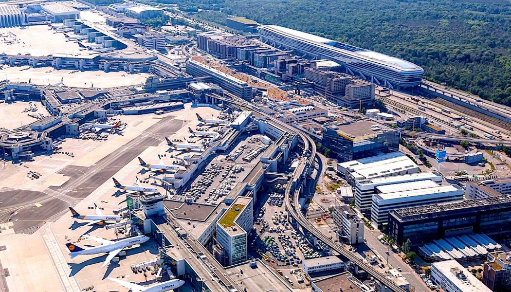 Frankfurt-flygplatsens tredje gaffelliknande terminal syns till vänster i bilden. Foto: Frankfurt am Mains flygplats. 