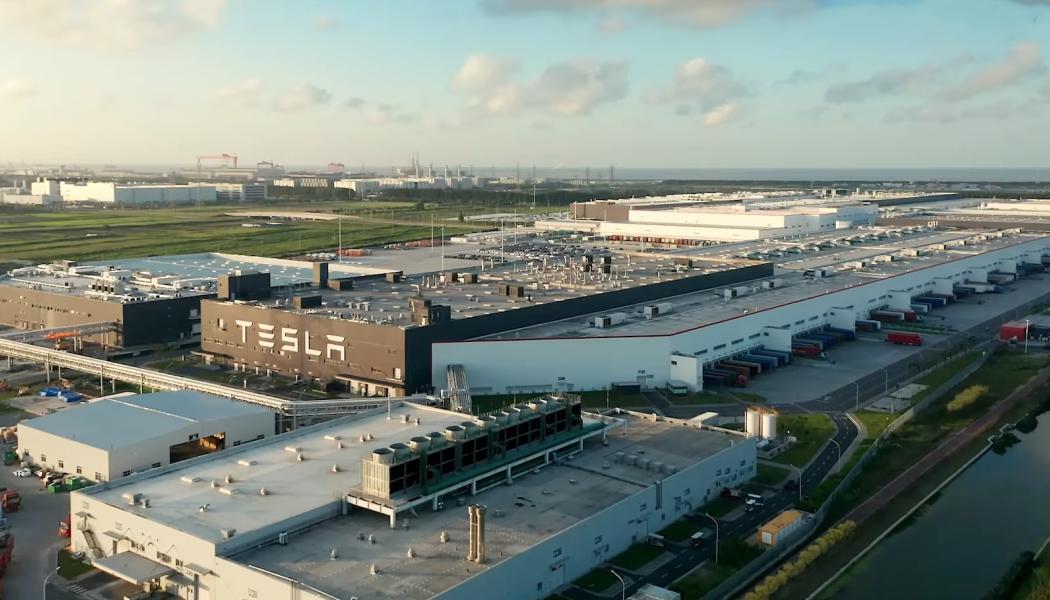 Tesla Gigafactory i kinesiska staden Shanghai. Foto: Wikipedia Common kredit: China News Service