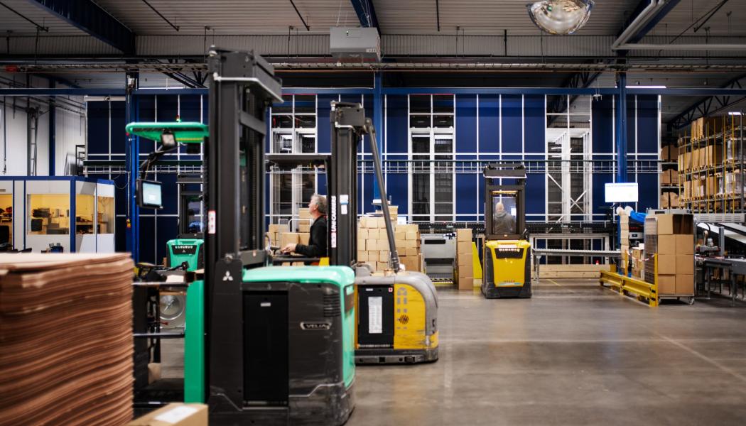 En Autostore syns i bakgrunden på ett lager i Kungälv. Relevator är den första svenska marknadsplats att sälja en begagnad Autostore. Foto: Relevator