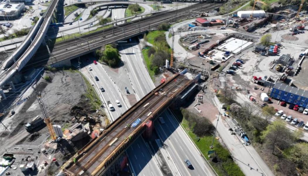 I höjd med Olskroken pågår bygget av en ny järnvägsbro över E6 som ska ansluta Västlänken till spåren i Olskroken. Foto: Trafikverket.