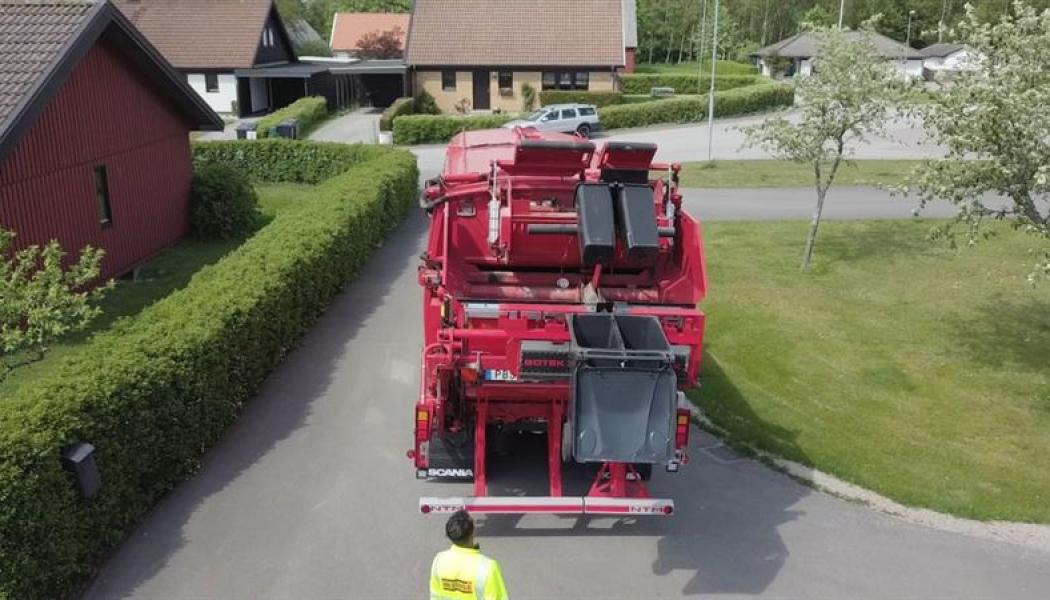Renhållningschaufför tömmer fyrfackskärl med fyrfacksbilen. Foto: Ohlssons