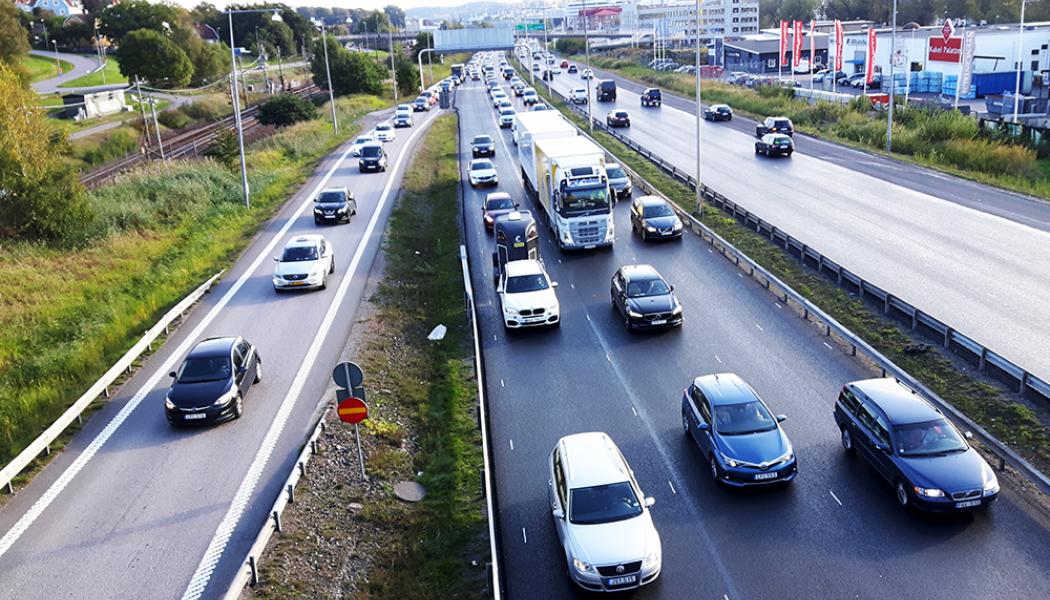 Ska företag som har svårt att klara sina klimatmål kunna köpa och tillgodoräkna sig fossilfria transporttjänster – även om utsläppen inte minskar i just deras transporter – och vad finns det för risker med det? Foto: IVL Svenska Miljöinstitutet