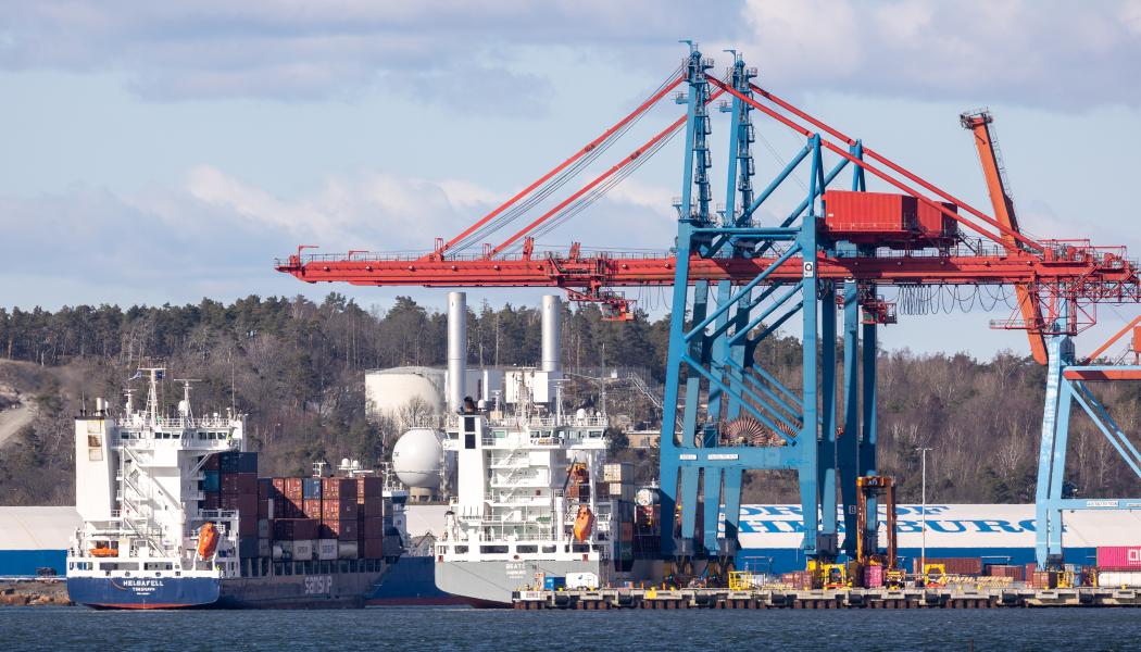 Samskips containerfartyg Helgafell på väg att lägga till vid APM Terminals kortsjöterminal i Göteborgs Hamn. Bild: Göteborgs Hamn AB. Foto: Göteborgs hamn