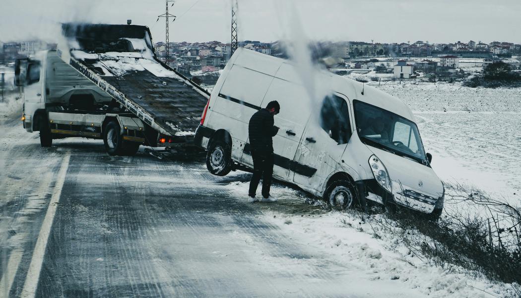 Drygt hälften av de omkomna var skyddade trafikanter, dvs. personer som färdades i personbil, lastbil eller buss. Foto: Burak Donertas/Unsplash