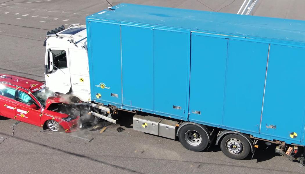 Trafikverkets tidigare krocktest visar att om en personbil frontalkrockar med lastbil blir det mycket allvarliga konsekvenser. Foto: Trafikverket/Autoliv