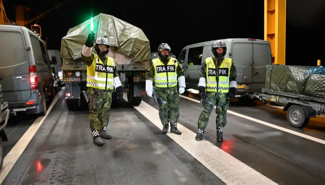 Fordon dirigeras till rätt plats på vägfärjan. Foto: Eric Hallberg, Försvarsmakten