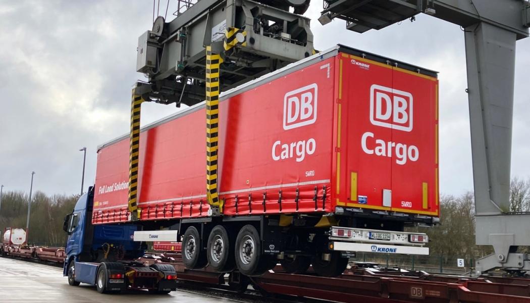 Lyft av gods från väg till järnväg. Foto: DB Cargo

