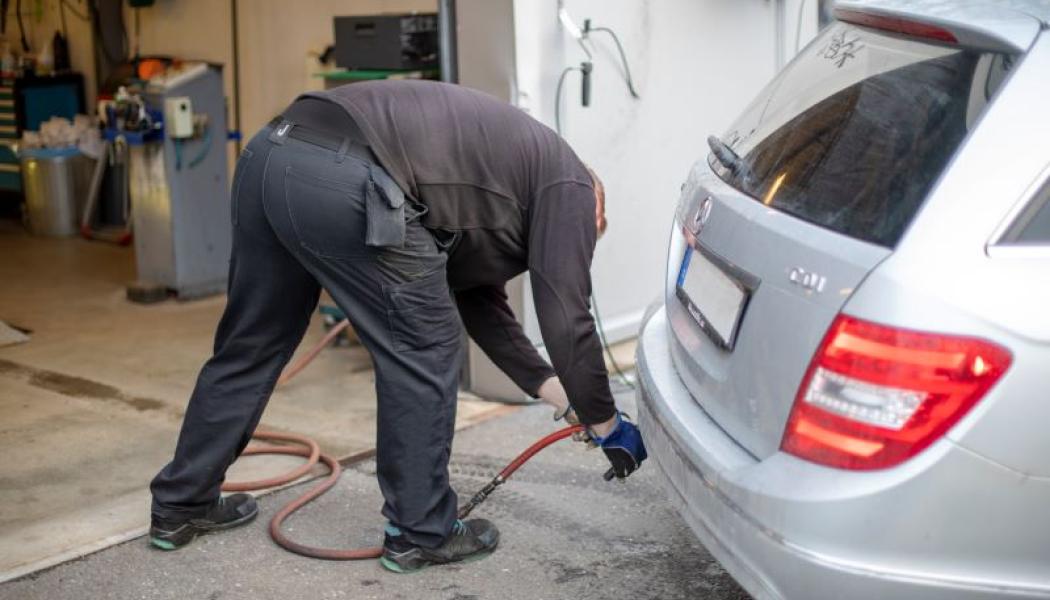 Transportstyrelsen har undersökt möjligheterna till skärpt miljökontroll vid besiktning av personbilar, lastbilar och A-traktorer. Foto: Liza Simonsson/Transportstyrelsen