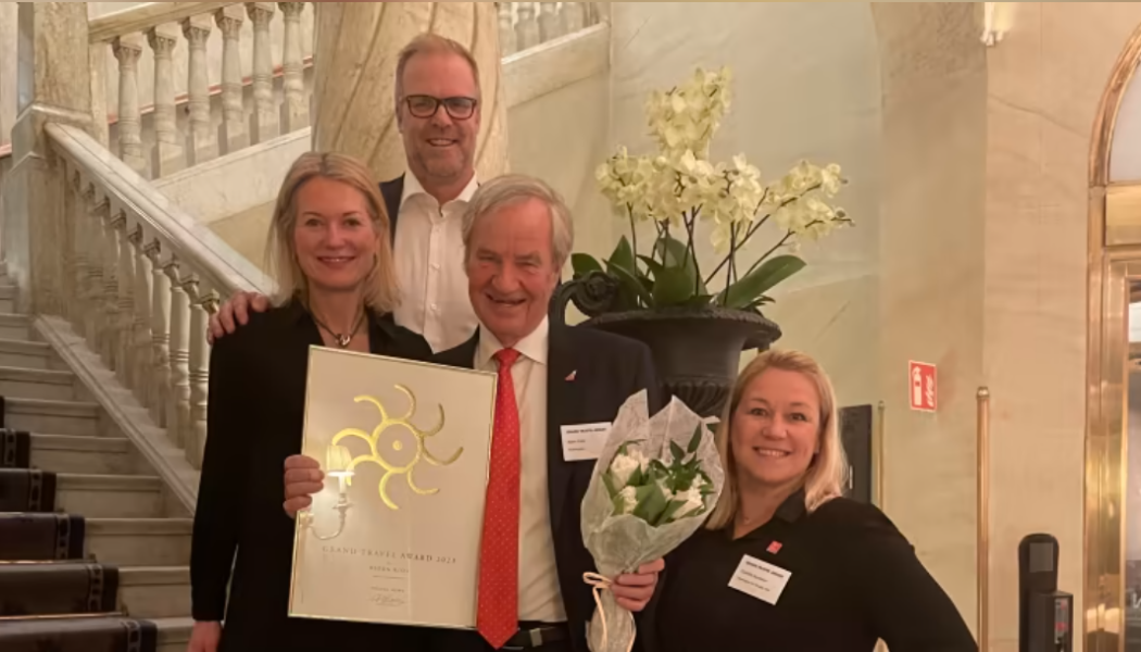 Bjørn Kjos får hederspris på Grand Travel Awards i Stockholm. Från vänster: Charlotte Holmbergh, Lars Sande, Bjørn Kjos och Camilla Karlsson. Foto: Norwegian