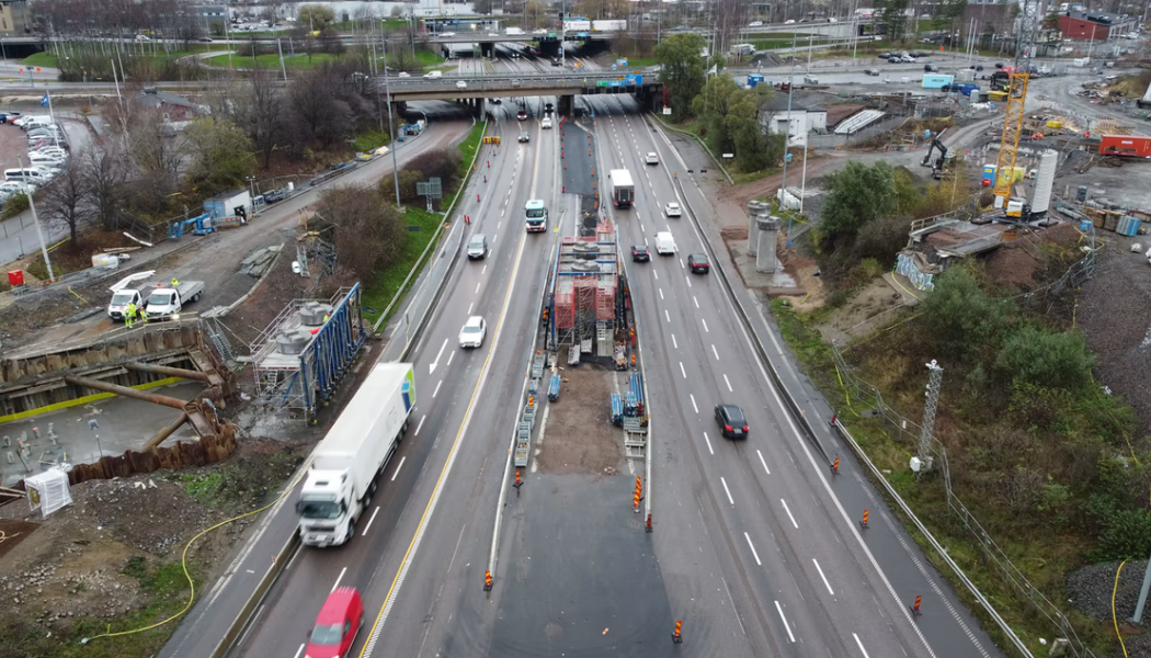 Långa köer på E6 vid Olskroken när Trafikverket bygger ny järnvägsbro över E6. Foto: Trafik Göteborg