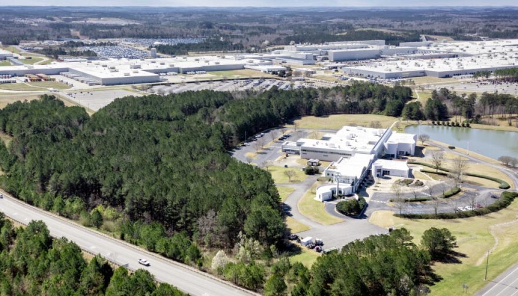 Mercedes-Benz tecknar ett avtal med Steel Dynamics, Inc. (SDI) om att leverera mer än 50 000 ton CO₂-reducerat stål årligen till sin bilfabrik i Tuscaloosa, Alabama, vilket markerar ytterligare en avgörande milstolpe i avkolningen av dess globala stålförsörjningskedja. Foto: Mercedes Benz Group