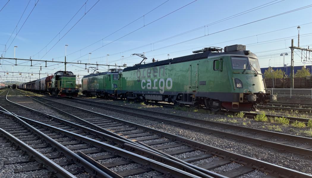 Två Mb-lok och ett vagnslasttåg med Td-lok. Foto: Green Cargo