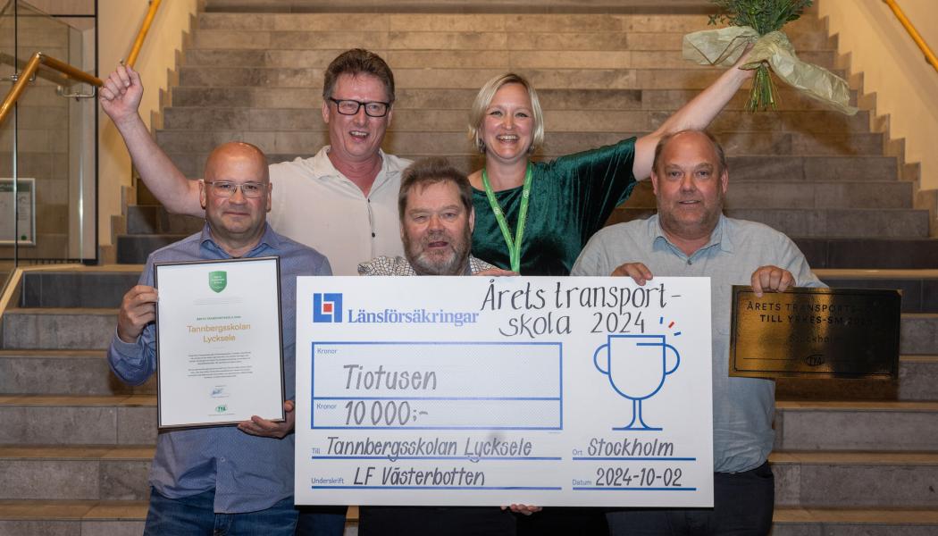 Rolf Karlsson, Camilla Persson, Bo Larsson, Örjan Eriksson och Anders Almebäck Edlund är glada mottagare av diplom och prischeck. Foto: Liza Simonsson. Foto: TYA