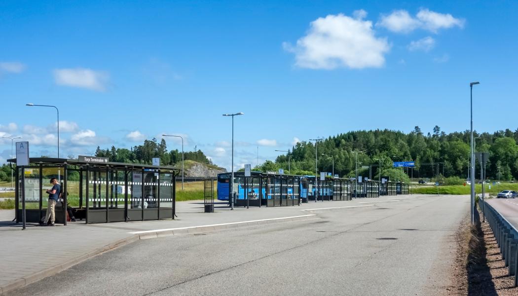 Bussar vid Torp terminal i Uddevalla kommun. Bilden visar kollektivtrafikmiljö utan koppling till beställningstrafik eller enskild operatör. Foto: W.carter/Wikimedia Commons/https://commons.wikimedia.org/wiki/File:Torp_Terminal_bus_station_at_Torp_shoppingcenter,_Uddevalla_2.jpg