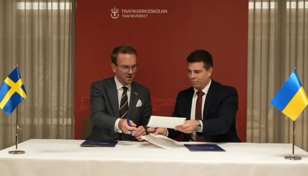 Infrastrukturminister Andreas Carlson och Ukrainas biträdande infrastrukturminister Serhiy Derkach, skrev under avsiktsförklaringen om samarbete på järnvägsområdet
Foto: Trafikverket
