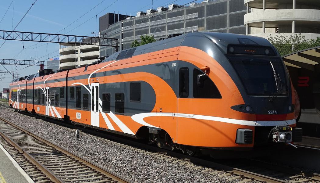 Stadlers Flirt vid stationen i Tallinn. Flirt får nu köra i estniska bolaget Elrons tjänst även längs lettiska spår. Foto: Wikipedia Commons Lic. Kredit: Ari Meskens