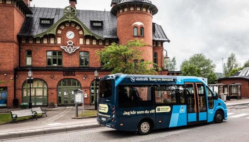 Bussen kommer när resenärerna vill. Tjänsten är ett test som pågår till april 2024, som ett komplement till den vanliga kollektivtrafiken med fasta linjer och fast körväg. Bild: Eddie Löthman.