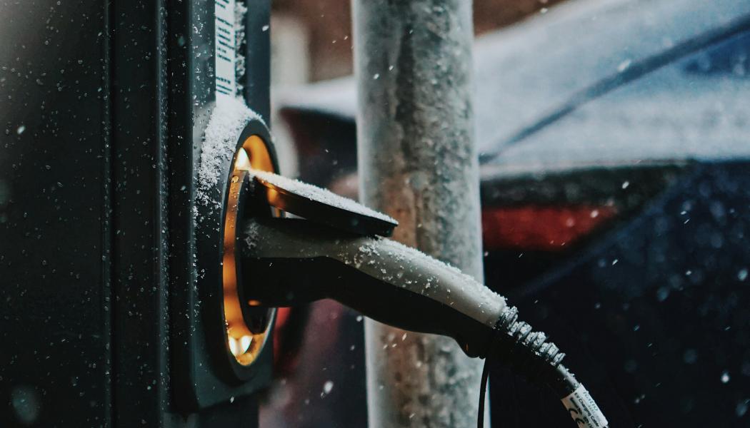 Rekommendationen från EU bör ligga på 0,1 – alltså max tio bilar per publik laddstolpe. Foto: precious madubuike/unsplash