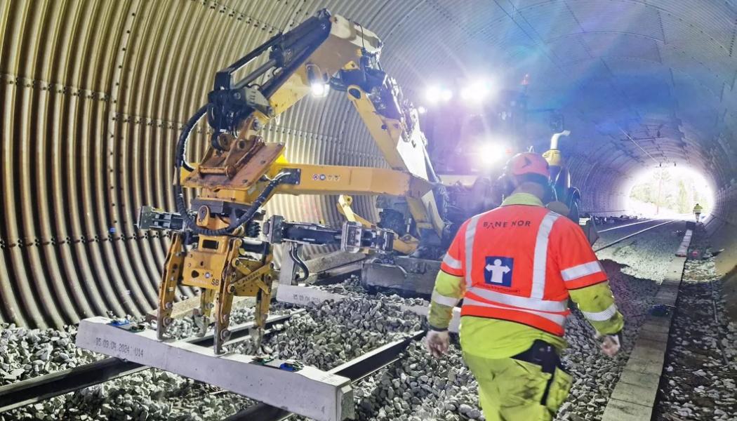 Trots ökade ansträngningar för att upprätthålla och förbättra infrastrukturen, står Bane NOR inför växande utmaningar. Dels på grund av åldrande anläggningar och dels på grund av klimatförändringarnas påverkan som kräver omfattande och kostsamma investeringar för att järnvägssystemet ska kunna stå emot extremväder och ökade nederbördsmängder. Detta är särskilt akut eftersom flera incidenter under det senaste året har visat på sårbarheten i det nuvarande systemet. Foto. Bane NOR