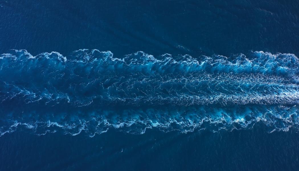 Vågor efter fartyg. Foto: Föreningen Svensk Sjöfart