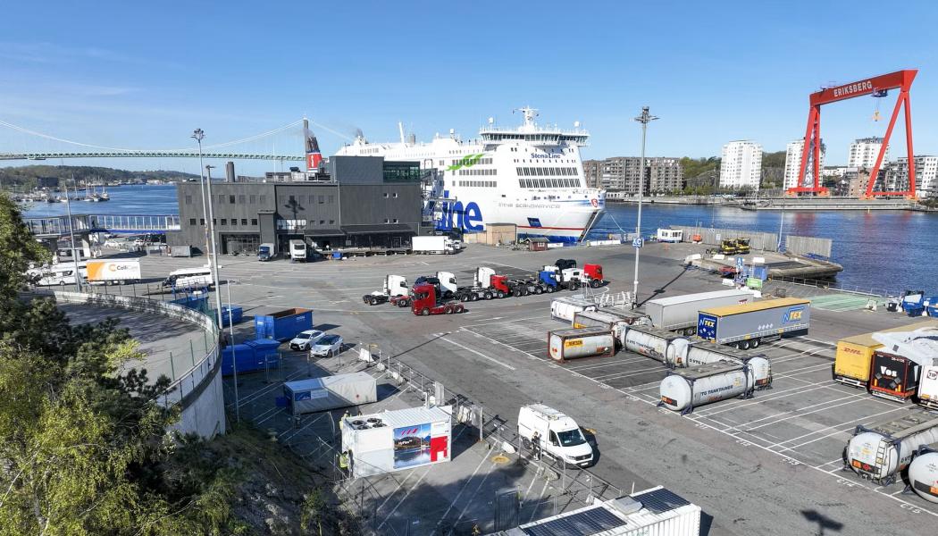 Vätgasgeneratorn (vit container med fyra fläktar på taket) förser Stena Scandinavica med el via en kabel under marken. Bild: Göteborgs Hamn. Foto: Göteborgs hamn
