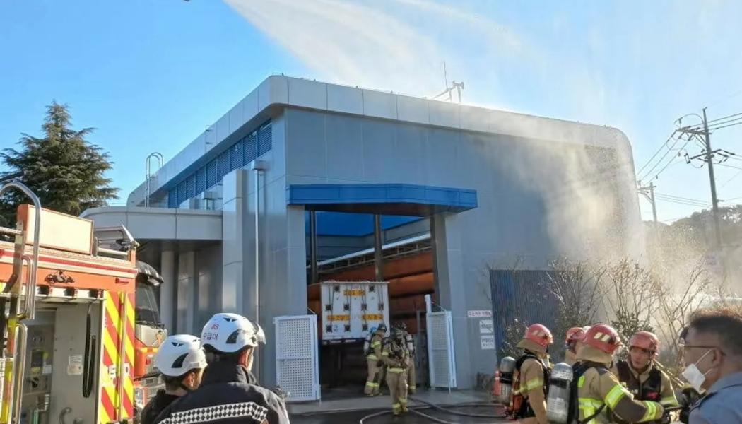 Brandkåren kallades nyligen till maskinrummet vid vätgastankstationen i sydkoreanska Busan efter en brand och explosion. Pumparna syns inte i bild, de är placerade bakom brandbilen till vänster. Foto: Brandförsvaret i Busan.