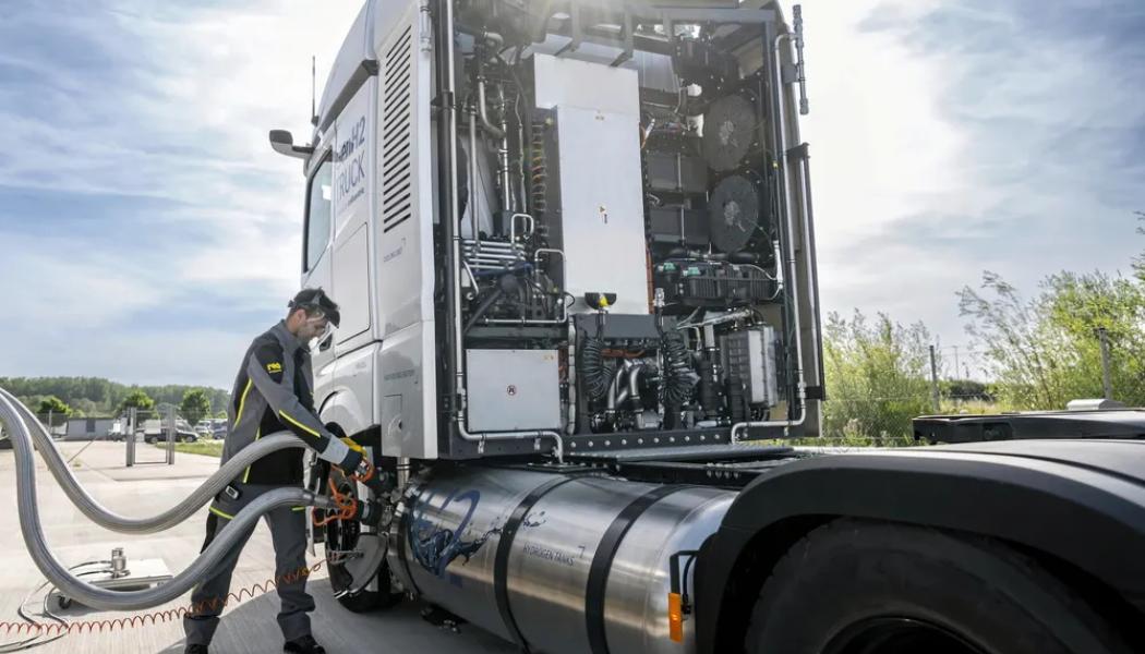 Daimler Trucks prototyp av GenH2 som kör på flytande vätgas tankas vid en prototypstation för flytande vätgas i Wörth am Rhein. Foto: Daimler Truck