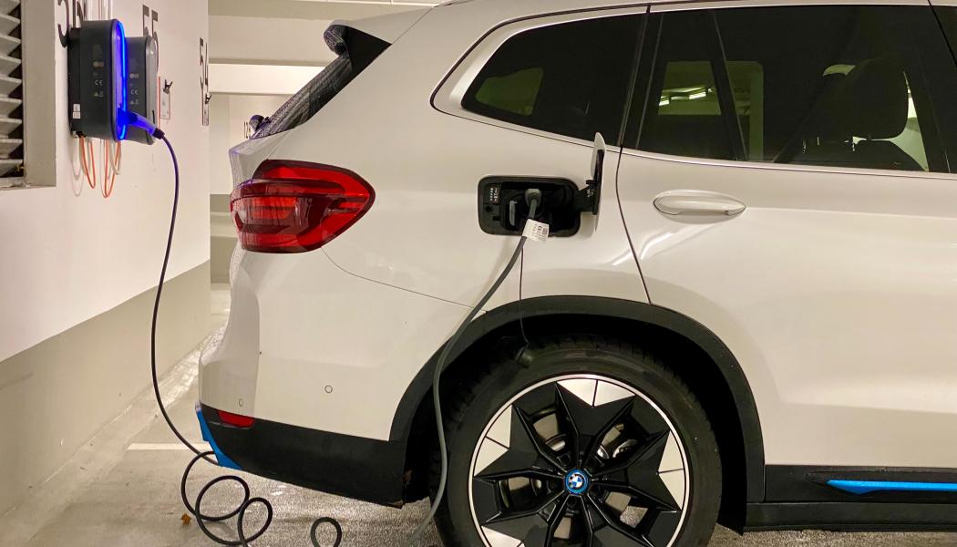 Vattenfall InCharge ska leverera 200 laddstationer till Stora Enso Foto: eren goldman/unsplash.