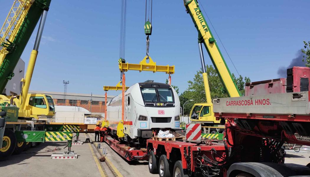Redo för den långa resan norrut: de nya ICE L Loken transporteras med speciella lastbilar och placeras med kran på standardspåret i spanska Figueras nära den franska gränsen. Precis som med ICE L-vagnarna, som också fortfarande behöver godkännande, måste loken transporteras i ett godståg. De helt nya loken från Talgo togs emot av DB Cargos personal i Mannheim och fördes till Nürnberg. Foto: DEutsche Bahn, media