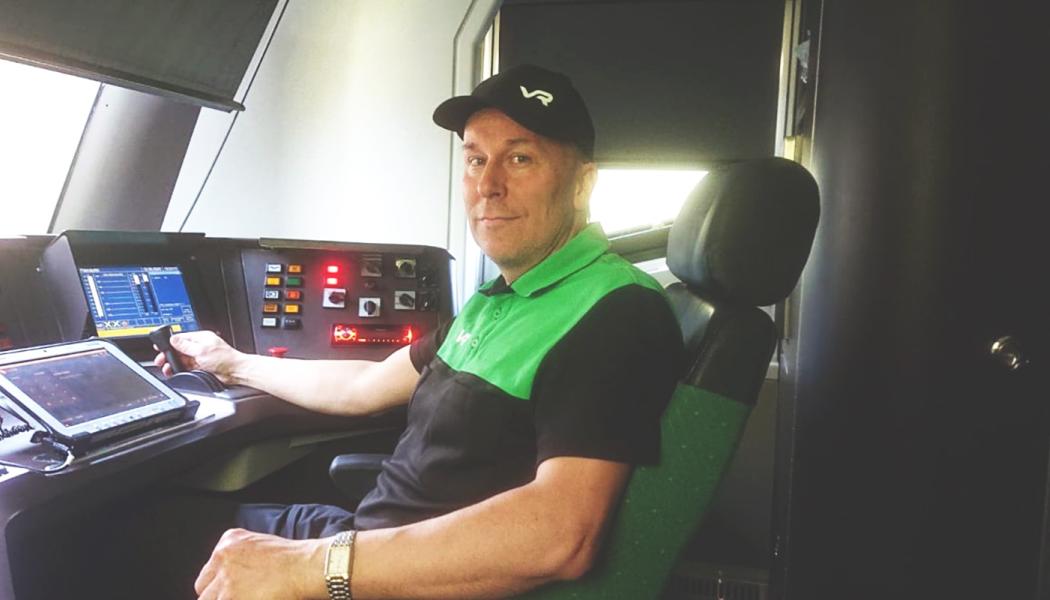 Finländska lokföraren Kari Kemppainen, 48, är lokförare från Kajana. Han kör både passagerar- och godståg för VR-Yhtymä med utgångspunkt från Kajana och Kontiomäki. Innan han började arbeta inom järnvägen var Kemppainen anställd på UPM:s pappersbruk, men valde senare att söka till utbildningen för lokförare. Foto: Väylä. Transportministeriet i Finland.