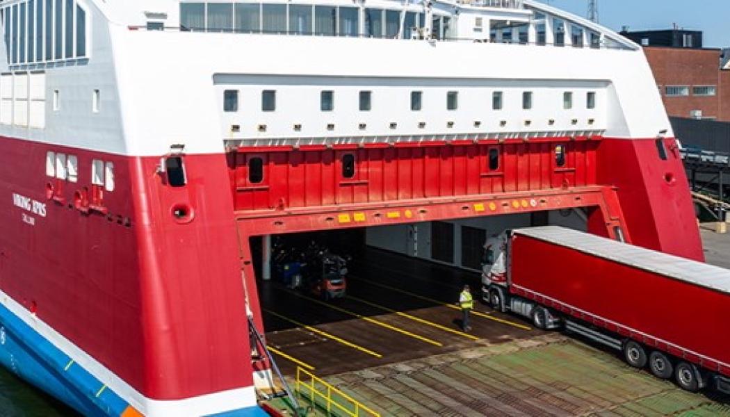 Pågående lastning av Viking Lines färja i Helsingfors hamn. Foto: Viking Line