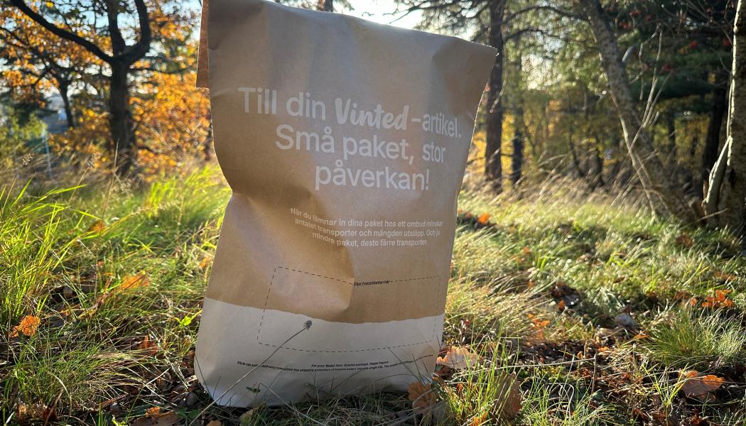 Anna-Karin Karlsson, nordisk produktchef på PostNord, säger att det kan vara utmanande att få fraktetiketter att sitta fast på matkassar eller tunna avfallspåsar. Enligt henne ska detta inte vara ett problem med det nya emballaget. Foto: Postnord