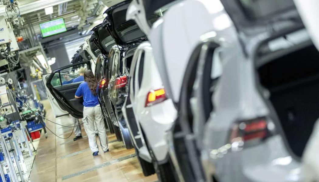 Volkswagens fabrik i Wolfsburg förbereder övergången till hundra procent elbilsproduktion.






Volkswagens fabrik i tyska Wolfsburg. Foto: Volkswagen



