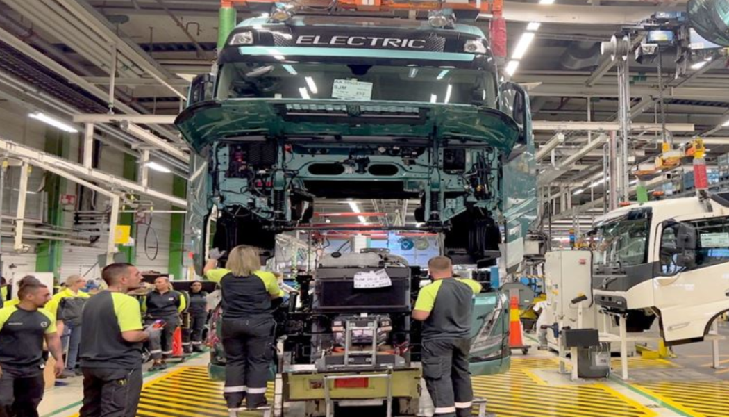 Serietillverkning av Volvos tyngsta ellastbilar startar i Tuve-fabriken i Göteborg. Foto: Volvo