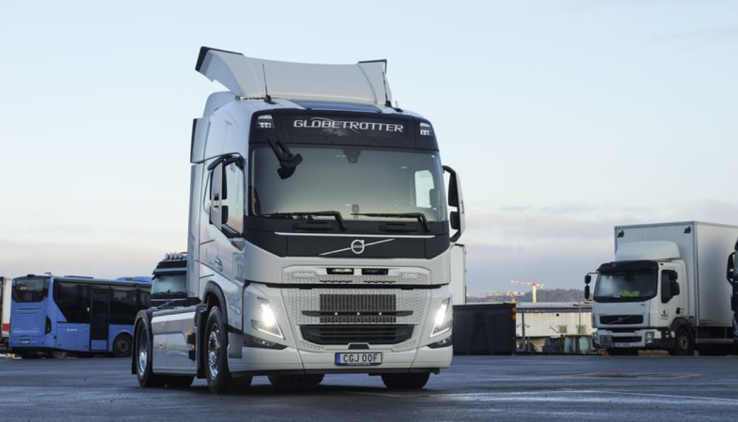 Nu introducerar Volvo Lastvagnar fossilfritt stål i sina tunga ellastbilar. Foto: Volvo