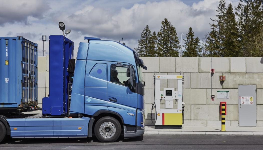 Förra året presenterade Volvo Lastvagnar för första gången sina elbilar med bränsleceller. Dessa utsläppsfria lastbilar använder vätgas för att generera sin egen el i fordonet, så de är lämpliga för längre transportuppgifter. Foto: Volvo Trucks
