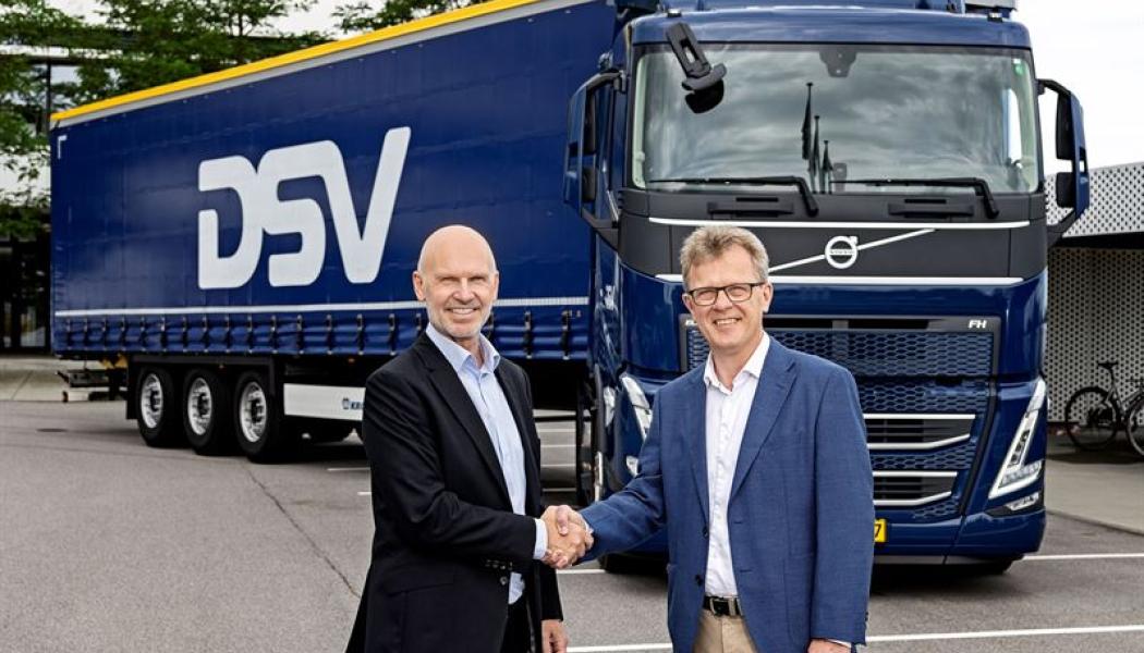 Till vänster Søren Schmidt, vd DSV Road, till höger Roger Alm, vd Volvo Lastvagnar. Foto: Volvo