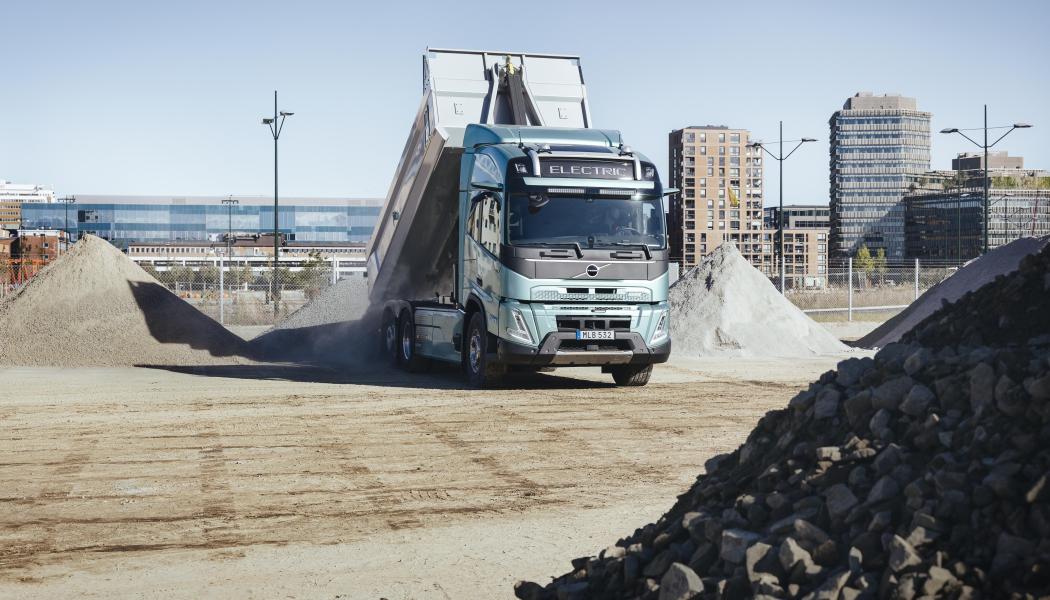 Den nya fjärrlastbilen, Volvo FH Aero Electric med e-axel, kan köra upp till 700 kilometer på en laddning tack vare e-axeln – en ny drivlineteknik som ger plats för mer batterikapacitet ombord. Foto: Volvo Trucks