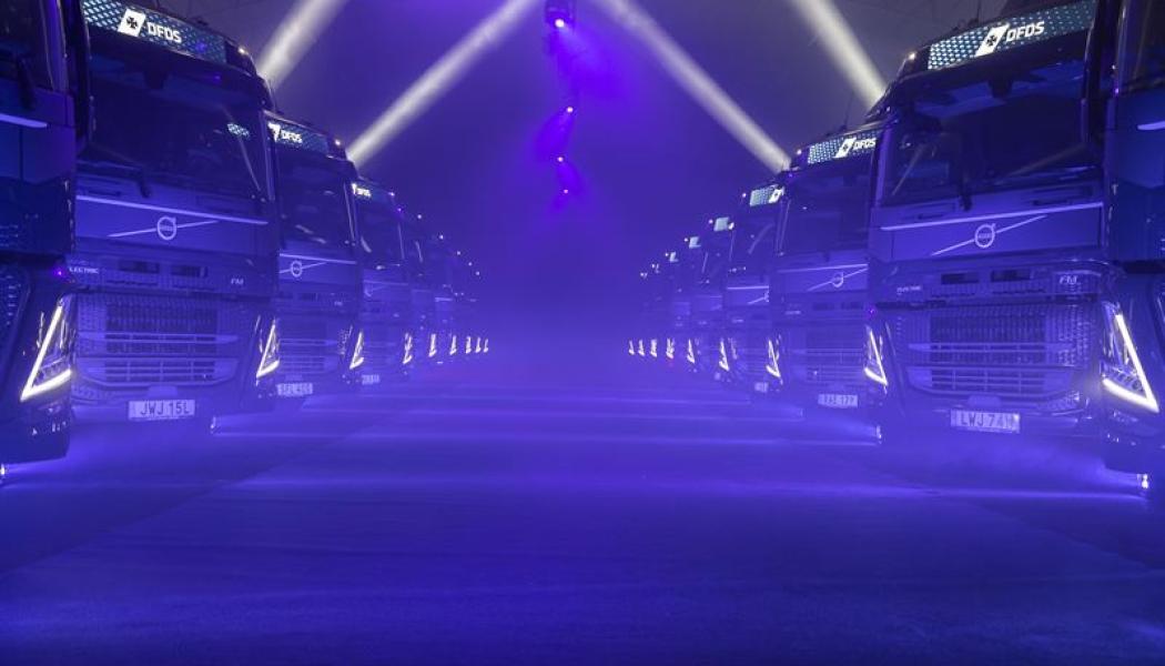 De tjugo elektriska volvolastbilarna lämnades över vid ett välbesökt event nära göteborgs hamn. Foto: VOLVO