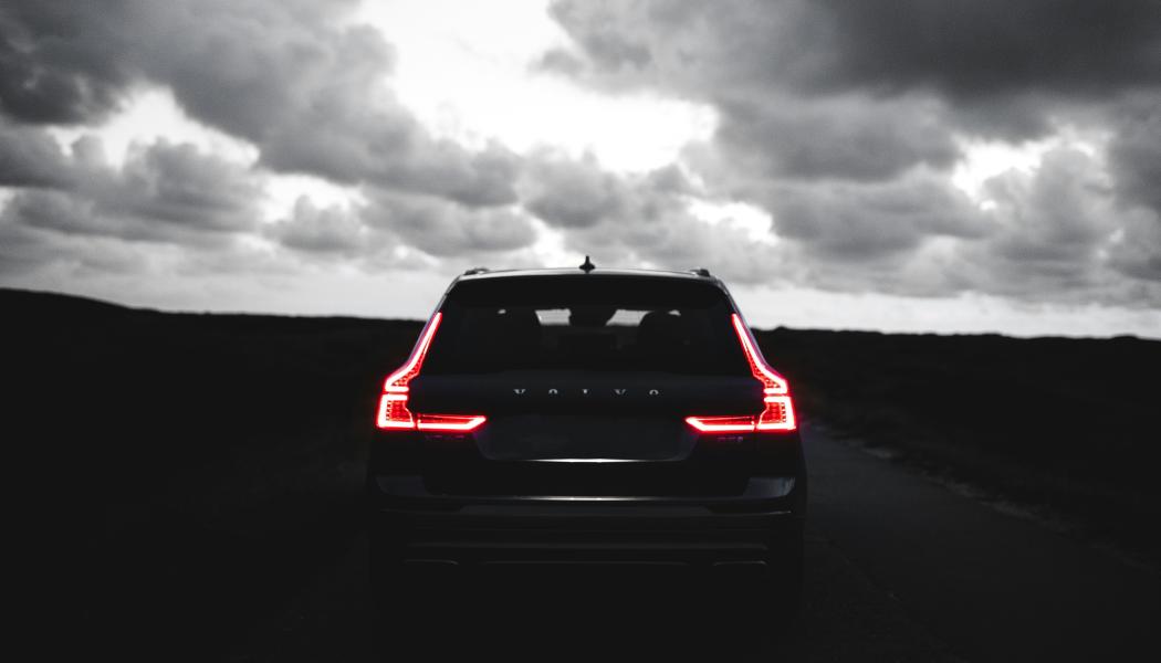 Mörka moln över Volvo Cars i Europa – men ljusglimtar i öst och väst. Foto: Luca Massimilian/Unsplash