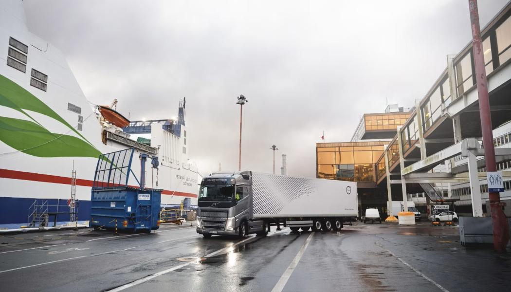 Tjänsten är tänkt att säkerställa att fordonet håller låg hastighet. Till exempel i en hamn. Foto: Volvo