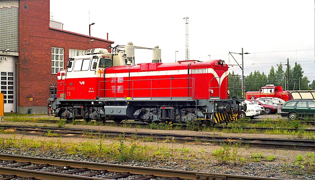 VR:s äldre utrustning: diesel-lok Dv12-serie nro 2540. Foto: Wikipedia Commons Lic. Kredit: Methem (Mikko J. Putkonen) 