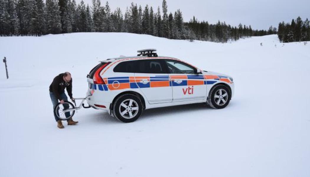 VTI:s forskningsledare Mattias Hjort på testbanan i norra Finland. Foto: VTI