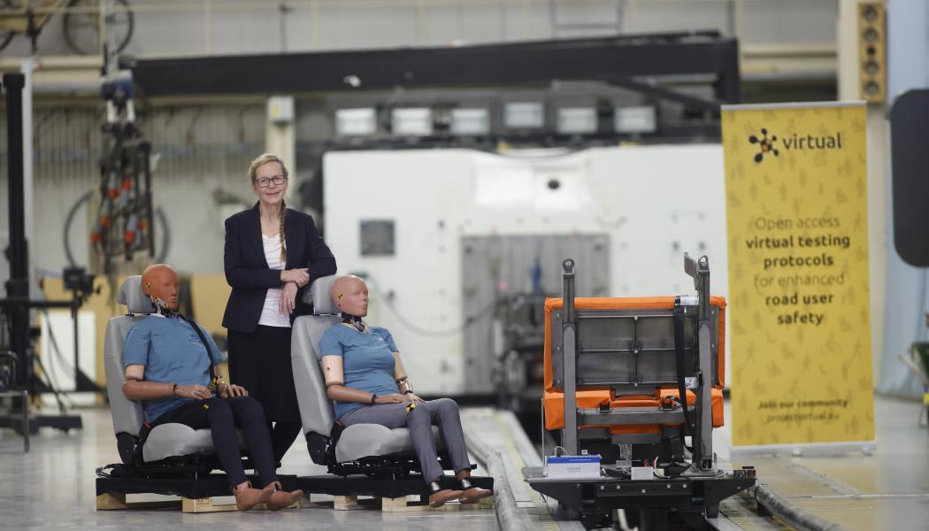 Astrid Linder och krockdockorna SET 50M och SET 50F. Foto: Hejdlösa bilder/VTI