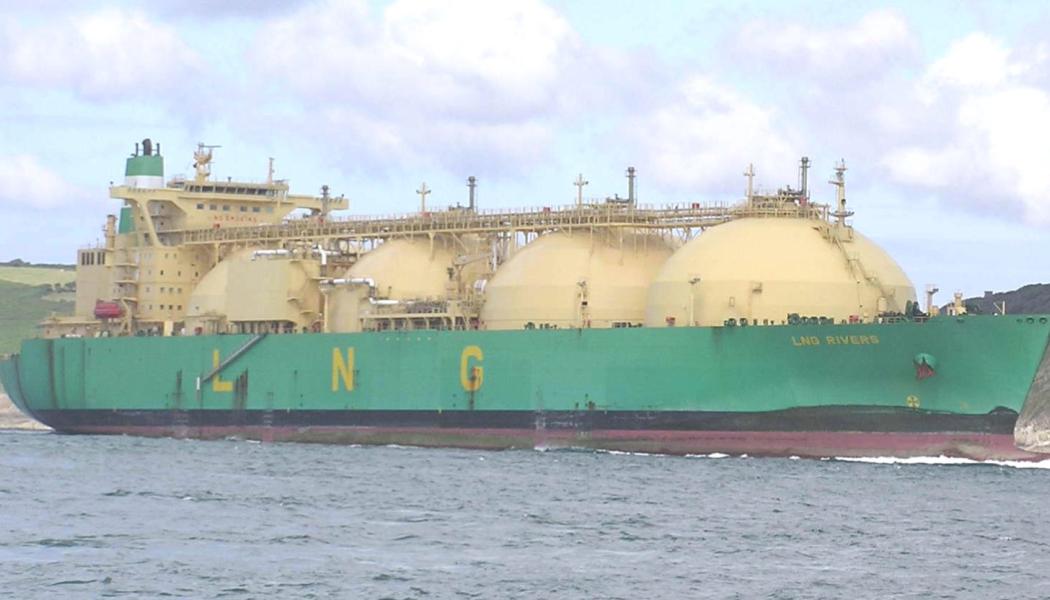 Tankbåt, LNG Rivers, specialbyggd för att transportera LNG, flytande naturgas över världshaven. Fartyget här på bilden har en kapacitet av 135 000 kubikmeter gas. Nu håller Kina på att ta kontroll över LNG-marknaden i ett läge när konkurrensen om den flytande gasen hårdnar alltmer på världsmarknaden.
Foto Wikimedia Commons
