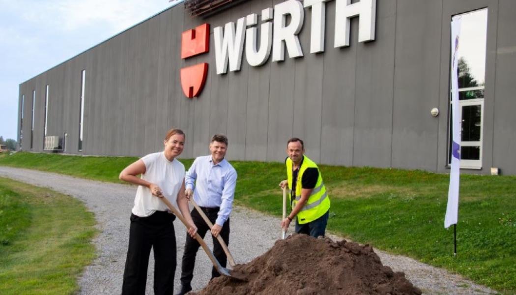 Åsa Sterling, VD Würth Svenska AB, Peter Lindström, logistikchef och Robert Davidsson, Avdelningschef HMB Construction tar första spadtaget för utbyggnaden. Foto: Würth 